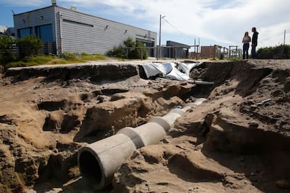 Se perdieron tramos de la avenida Costanera y hay casas que corren riesgos por la amplitud de los socavones