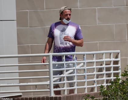 Se podía ver a Affleck paseando y fumando un cigarrillo fuera del edificio, vestido informalmente con una camiseta y pantalones cortos, con su gorra de béisbol al revés. Su rostro estaba parcialmente oscurecido por una máscara y sus uñas estaban pintadas de rojo