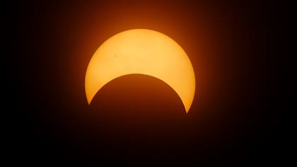 Se podrá ver de a poco cómo la Luna cubre el Sol en el cielo y se oscurece el día