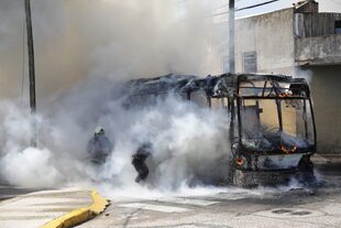 Se prendió fuego un colectivo de la línea 50 en la esquina de José Martí y Crisóstomo Álvarez. Bajo Flores
