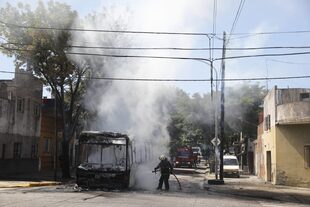 Se prendió fuego un colectivo de la línea 50 en la esquina de José Martí y Crisóstomo Álvarez. Bajo Flores