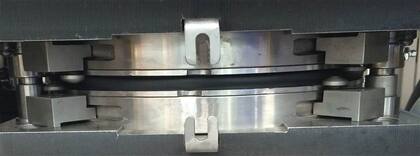 Se prensa por apenas unos cinco segundos, al mismo tiempo que a través de un rápido enfriamiento se lo endurece.