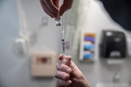 Se prepara una dosis de la vacuna Pfizer y BioNTech contra la Covid-19 en el Elmhurst Hospital en Queens, el 16 de diciembre de 2020