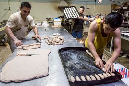 Se preparan medialunas todo el día y no menos de 100 bandejas salen del horno para poder tener productos frescos