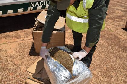 Se presentaron a retirar encomiendas con marihuana y quedaron detenidos