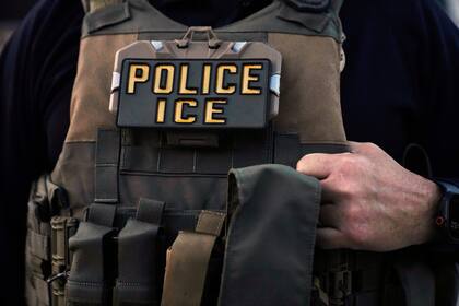 Se presentaron cargos penales contra un agente de ICE llamado Christian Castro por un tiroteo ocurrido en Minneapolis