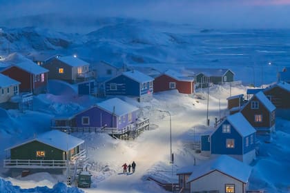 Ganadora absoluta, categoría Ciudades, fue la imagen tomada por Weimin Chu, en Upernavik, un pueblo de pescadores en una pequeña isla en el oeste de Groenlandia, en donde las casas se pintan de diferentes colores para indicar si son tiendas (rojo) o casas de pescadores (azules)