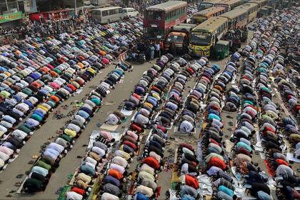 Tercer lugar, categoría Ciudades: la imagen es de Sandipani Chattopadhyay, La gente reza en la calle en Dhaka, Bangladesh durante Ijtema. Bishwa Ijtema es una de las principales reuniones religiosas islámicas