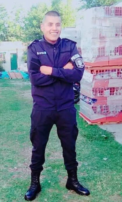 Se presentó en una comisaría por un pedido de detención, sacó un arma y disparó: murieron él y un sargento.