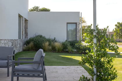 Se priorizaron especies autóctonas de bajo mantenimiento y alta adaptabilidad. La estrategia consistió en colonizar los alrededores inmediatos de la casa, jerarquizar los accesos y crear espacios puntuales de encuentro y sombra perfumados por jazmines.