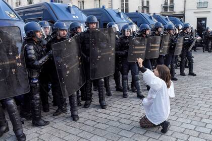 Se produjeron enfrentamientos entre las personas y la policía cuando esta intentó dispersar las aglomeraciones por la Fiesta de la Música en Francia