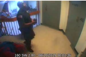 Se publicaron videos de la cámara de seguridad de la cárcel donde estaba preso Epstein el día de su muerte