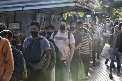 Se pudieron ver largas filas de pasajeros que esperaban para tomarse un colectivo en la Estación Liniers, ya que por el paro de trenes se quedaron sin la opción del Sarmiento