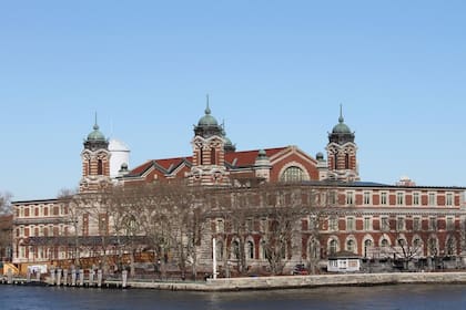 Se puede acceder a la estación y al museo a través de un ferry que llega a la isla