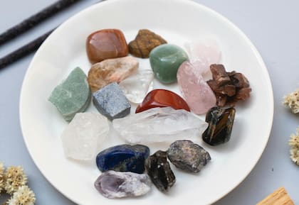 Se puede aprovechar la Luna llena para cargar los cristales y otros elementos energéticos