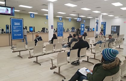 Se puede comenzar una solicitud en línea para determinar exactamente qué documentos de identificación se debe llevar al RMV