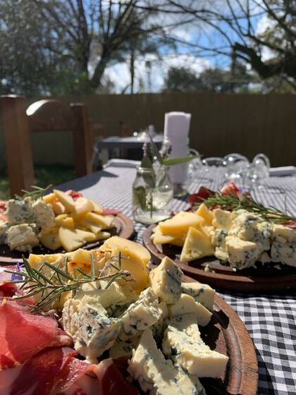 Se puede comer al aire libre o en el salón, los fines de semana y feriados, de 12 a 20