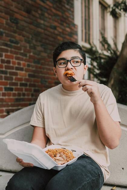 Se puede conseguir comida gratis para llevar o comer en los puntos que se entrega. Pexels