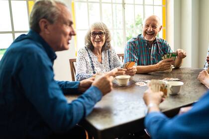 Se puede disminuir un 10% el riesgo de demencia limitando la exposición a la contaminación ambiental, corrigiendo alteraciones de la agudeza visual y evitando el aislamiento social