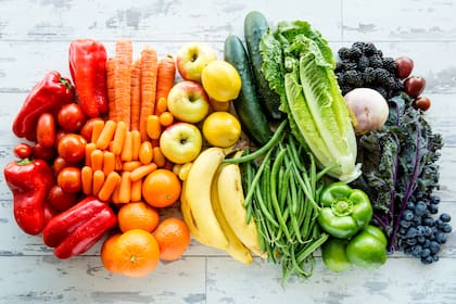 Se puede encontrar luteolina en alimentos naturales como verduras, frutos secos y en ciertas infusiones, entre otros