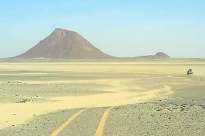 Se puede llegar a Bir Tawil por caminos inhóspitos desde la represa de Asuan, en Egipto o desde la ciudad de en Sudán