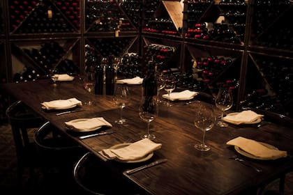 Se puede reservar allí abajo, para comer rodeados de historia