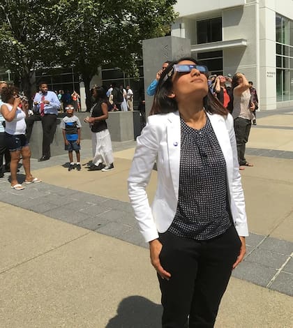 Se puede usar anteojos para eclipses para ver el sol de manera segura durante las fases del eclipse