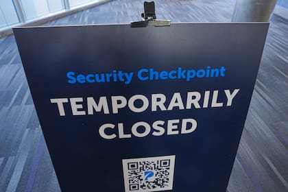 Se pueden chequear las demoras de los aeropuertos a través de los sitios web (AP Foto/Matt Rourke)