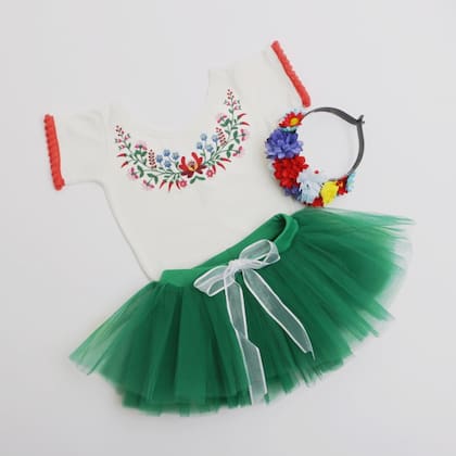 Se pueden conseguir disfraces delicados y reutilizables en talles de 2 a 8 años, como este de Frida Kahlo.