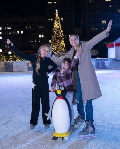 Se pueden rentar ayudantes para los menores de 12 años en la pista de hielo (FB HolidayIceRinkDTLA)