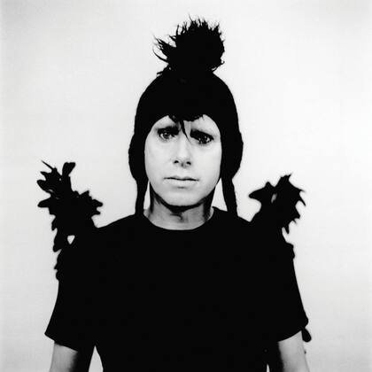 SE PUSO LAS PLUMAS El vestuario de Martin Gore para la gira Playing the Angel, de 2005, incluía gorro con plumas y charreteras en los hombros. "Le tomé esta foto justo antes de que saliera al escenario -explica Corbijn-, Martin siempre usa ropa muy interesante. Es una especie de anti-rockstar".