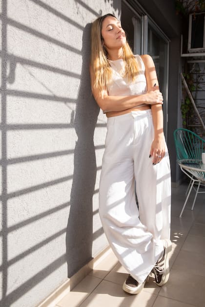 “Sé que mi ambición no está en ser la conductora de un programa. Deseo, más bien, que el fuego interno –ese que tenés cuando hacés algo que elegís– no desaparezca nunca”, confiesa ella.