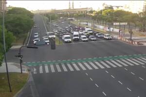 Se quedó sin frenos, chocó contra dos autos y finalizó su errático camino contra un poste