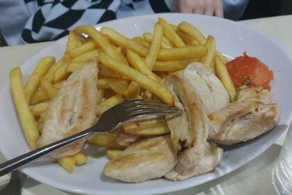 Se quejó de la comida que le sirvieron en un restaurante, pero un detalle se pudo en su contra