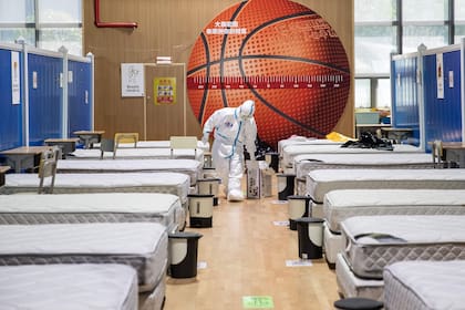 Se realiza un limpieza general y desmantelamiento de un hospital improvisado en Wuham, donde sus pacientes fueron dados de alta