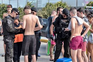 Para ingresar en la playa, se revisan hasta los termos con agua para el mate