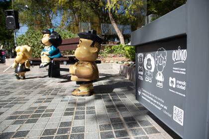 Se realizaron labores de acondicionamiento del espacio en el que se lucen "Mafalda y sus amigos", entre ellas un nuevo cartel con código QR que direcciona a la página oficial de Quino. Foto Gentileza Ciudad de Mendoza