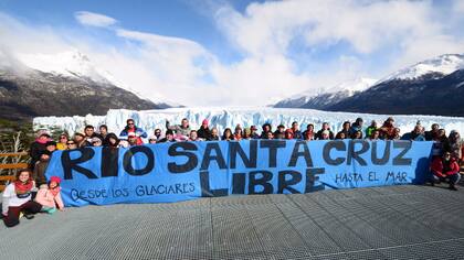 “Elegimos el glaciar, como lugar simbólico del nacimiento del río Santa Cruz”, expresó a LA NACION Mariana Martinez, una de las organizadoras