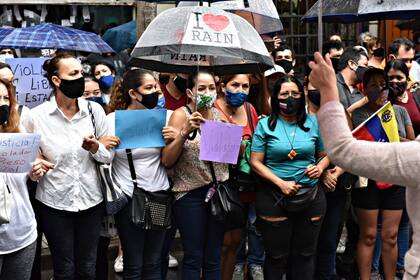 Al grito de "Garzón violador metan preso al agresor" una multitud de movilizo desde el local comercial, donde la joven venezolana fue abusada sexualmente, hacia los tribunales para pedir justicia.