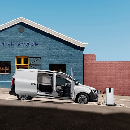 Se recarga del 15% al 80% en menos de seis horas con un cargador semi-rápido