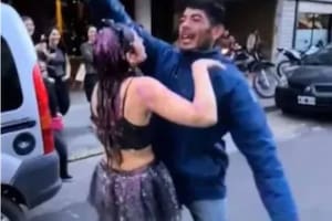 Se recibió de abogada y lo primero que hizo fue ir a festejar con el "trapito" que le guardó un lugar para estacionar durante toda la carrera