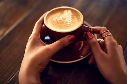 Se recomienda agregar un poco de crema láctea baja en grasa, misma que puede actuar como amortiguador entre el ácido estomacal y el revestimiento del estómago