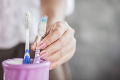 Se recomienda cambiar de cepillo de dientes cada 3 o 6 meses, incluso antes si las cerdas están deterioradas