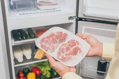 Se recomienda colocar la carne en una bandeja y cubrirla con papel film sin sellarla herméticamente, permitiendo una mínima circulación de aire que evite la condensación