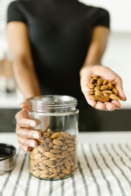 Se recomienda comer un puñado de frutos secos de forma diaria para no afectar el organismo