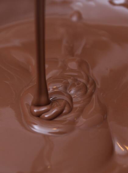 Se recomienda consumir no más de 30 gramos de chocolate por día, preferiblemente los que tienen un porcentaje de cacao del 75% o más