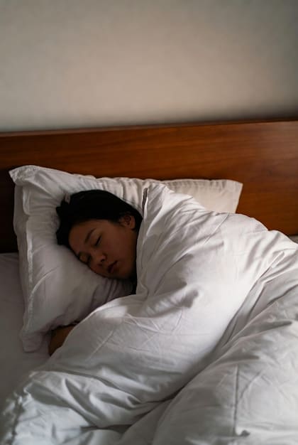 Se recomienda dormir entre 7 y 9 horas diarias en los adultos (Foto: Grok)