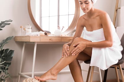 Se recomienda empezar por aplicar el autobronceante en las piernas