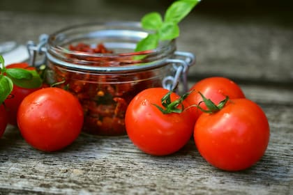 Se recomienda guardar el tomate fuera de la heladera para que el frío no afecte su vida útil (Foto ilustrativa: PEXELS)
