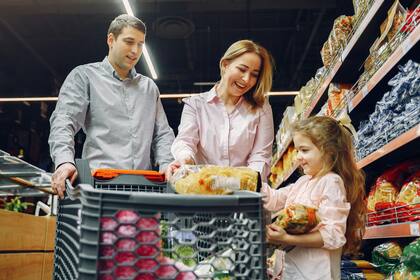 Se recomienda indagar en diferentes secciones y pasillos de las tiendas para descubrir nuevas oportunidades de ahorro